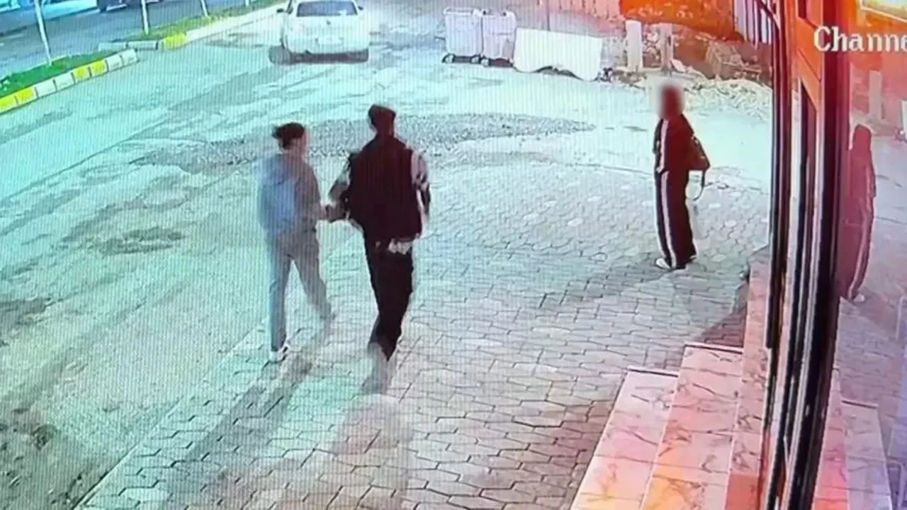 Vicdanları sızlatan anlar kameraya yansıdı: Yemek yiyen kediye taşla vurdu