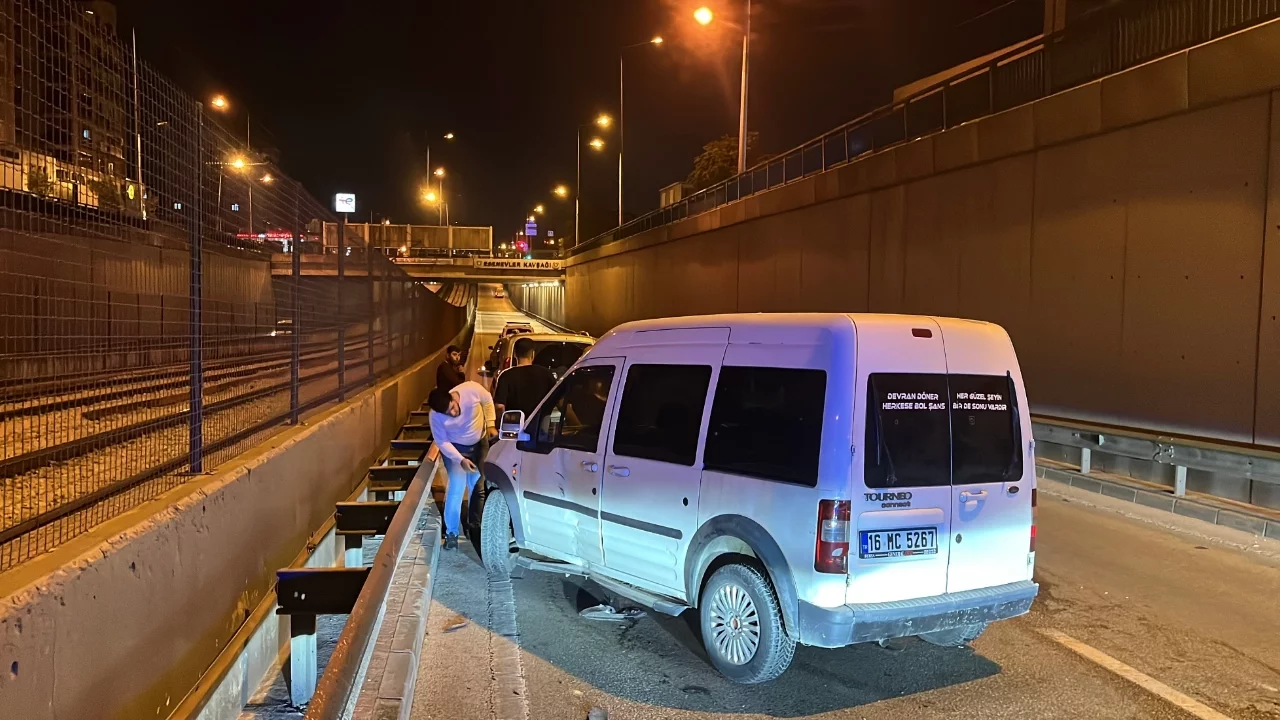 Bursa'da otomobile çarpan motosiklet sürücüsü yaralandı