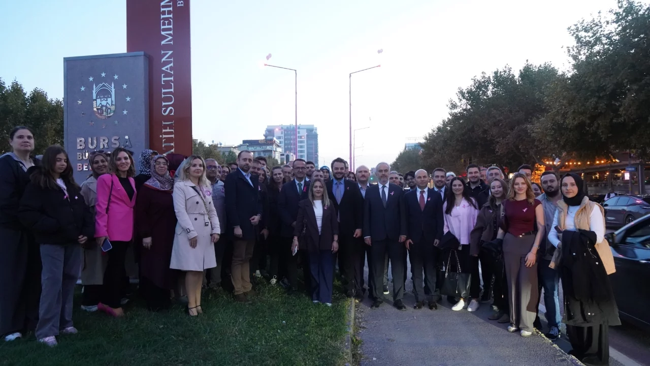 UEDAŞ'tan erken teşhise pembe ışık:  Pembe lambalar, farkındalık için yandı