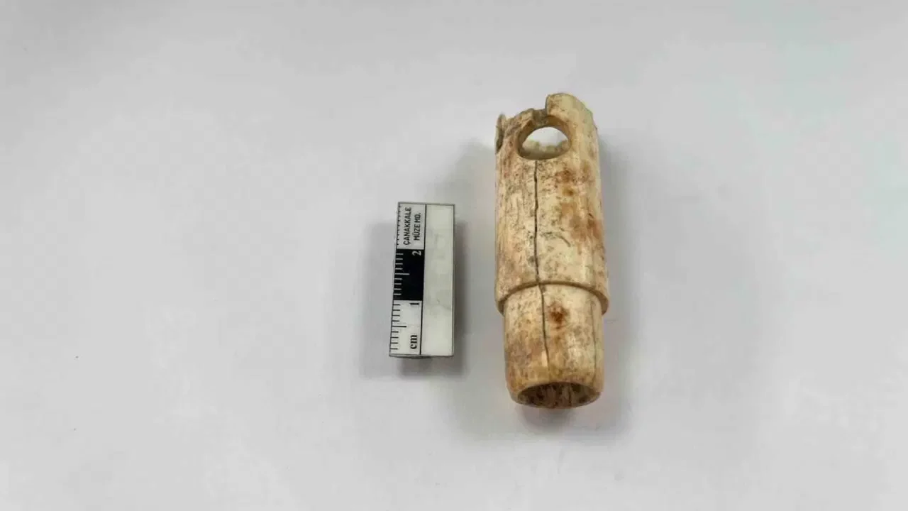 Troya Antik Kenti'nde 160 yıllık kazı tarihinde ilk müzik aleti keşfedildi