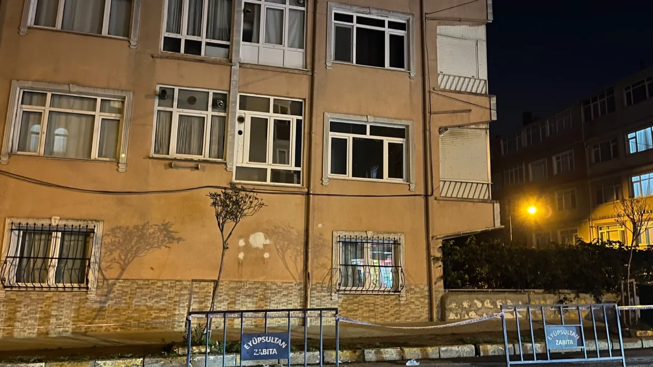 İstanbul'da 5 katlı riskli bina tahliye edilerek mühürlendi