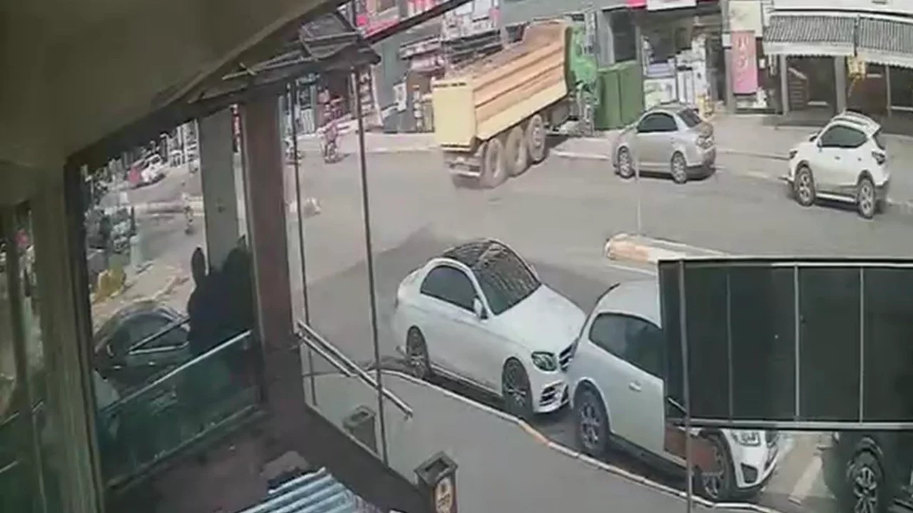 İstanbul'da kamyon eczaneye daldı!