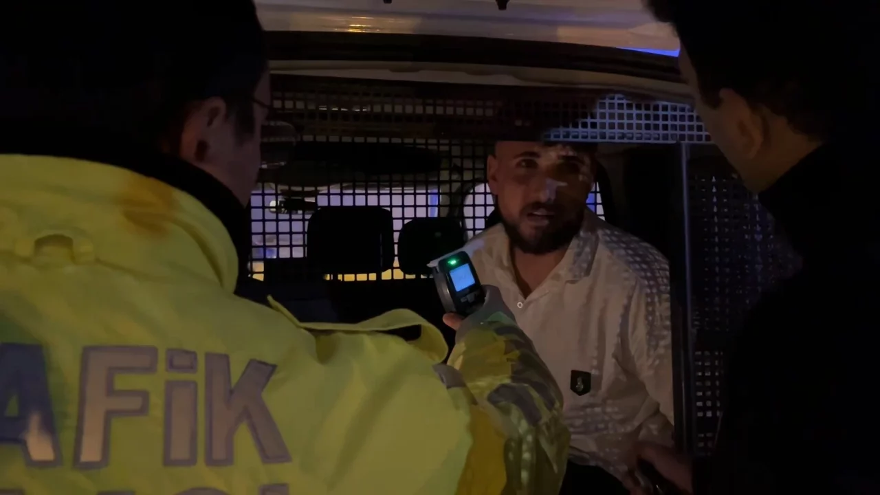 Bursa'da alkollü sürücü, polis uygulamasından kaçarken kaza yaptı