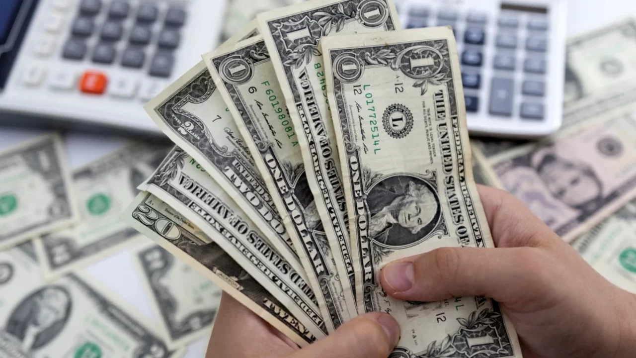 Dolar yükselişle başladı! TCMB 9 ay sonra faiz indirdi