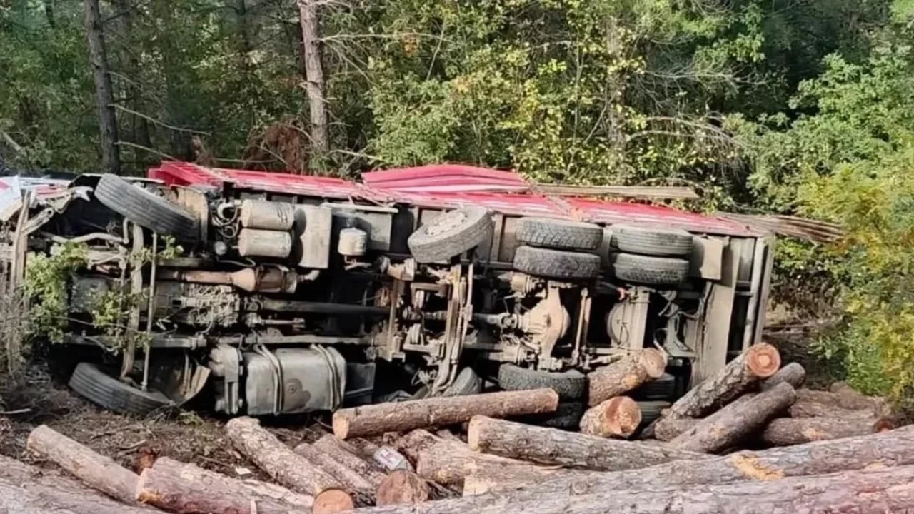 Çanakkale'de yol çöktü, tomruk yüklü kamyon devrildi: Ölü ve yaralı var