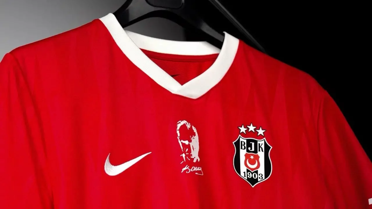 Beşiktaş, bu sezonki 4. formasını tanıttı