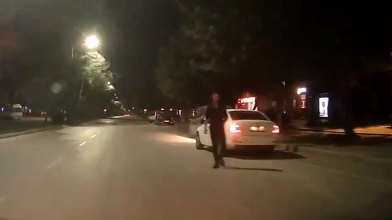 Yanından hızlıca geçen sürücüyü uyardı, saldırıya uğradı