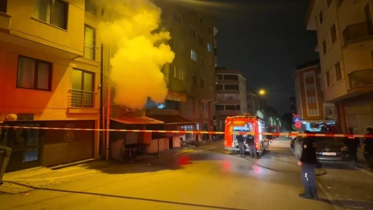 Bursa'da gece yarısı kıraathane yandı!