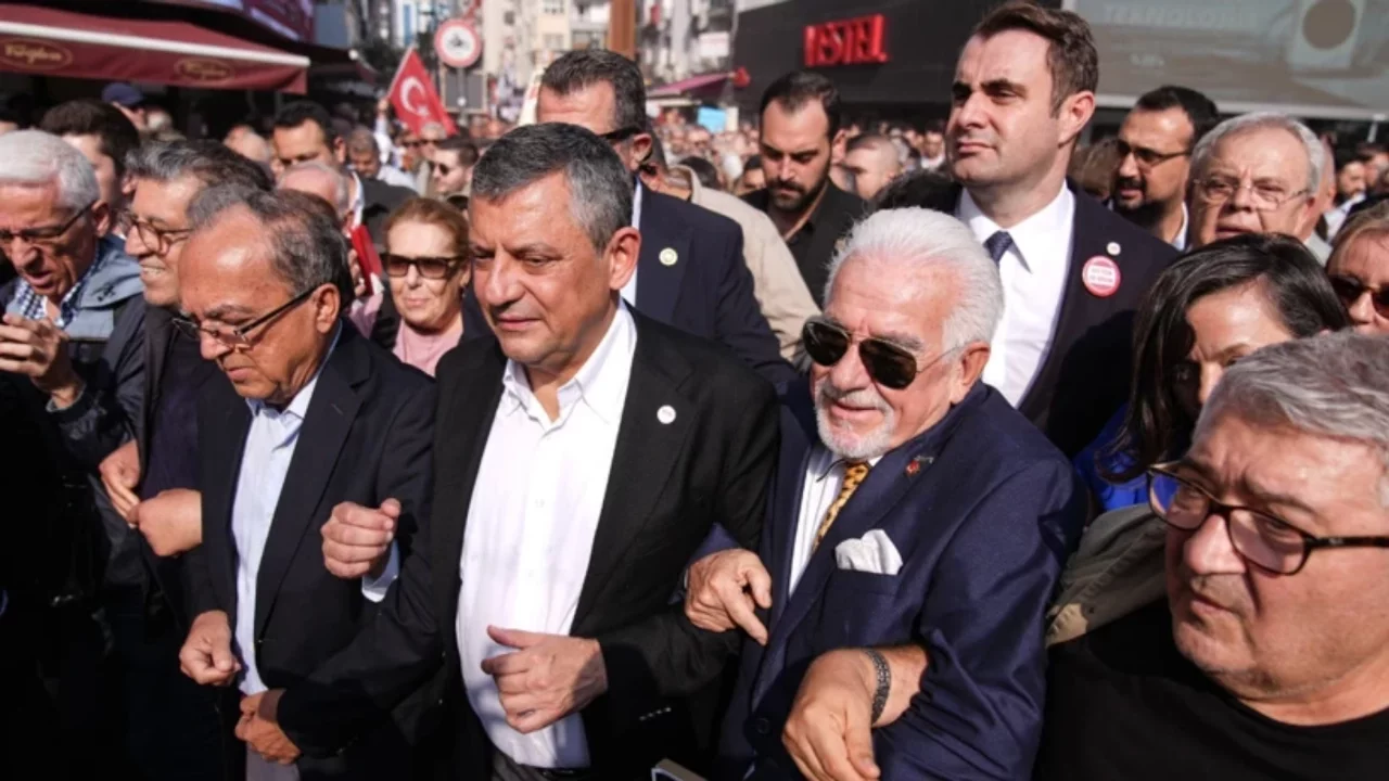 Özgür Özel'den gazetecilerin eylemine destek