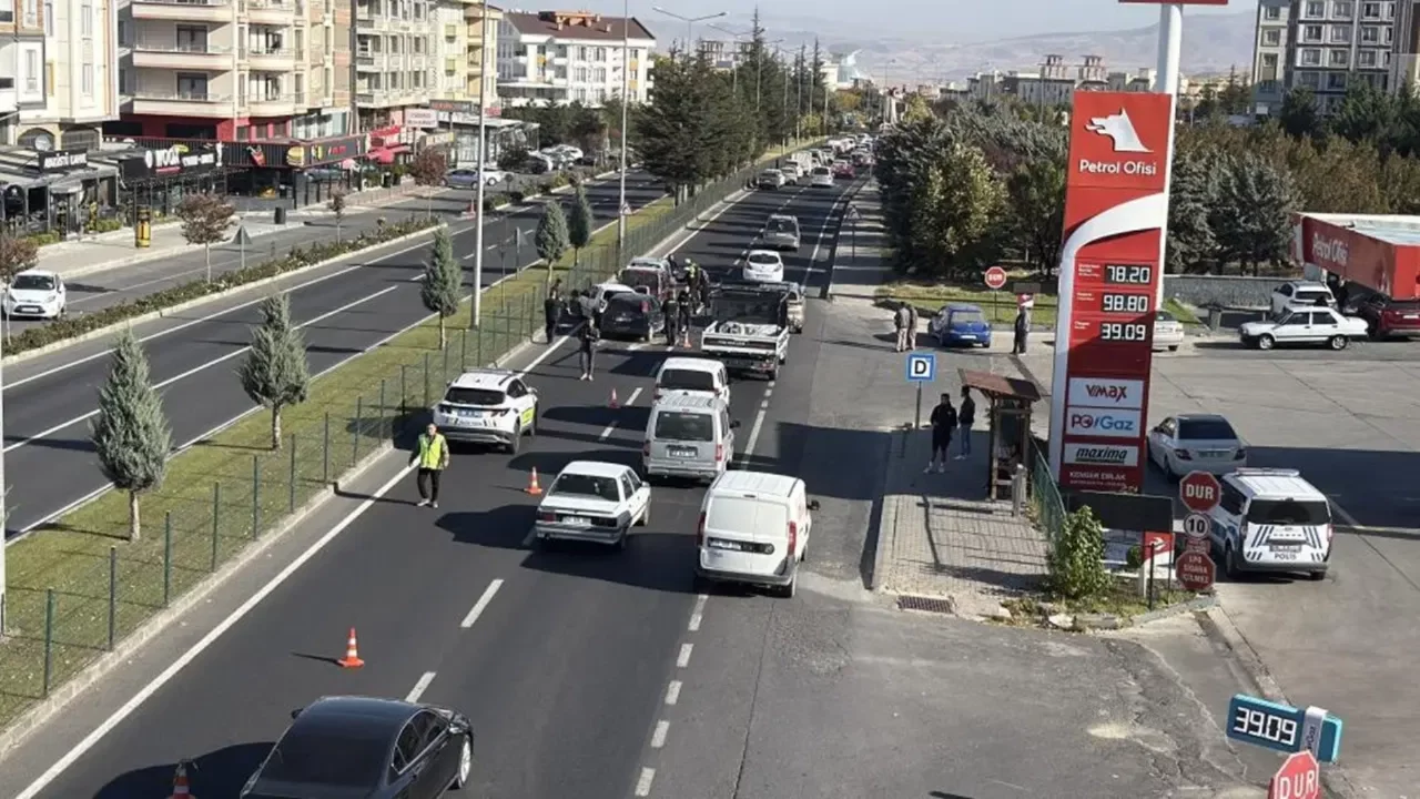 KPSS'ye yetişirken kaza yaptılar: 5 araç birbirine girdi, 2 kişi yaralandı