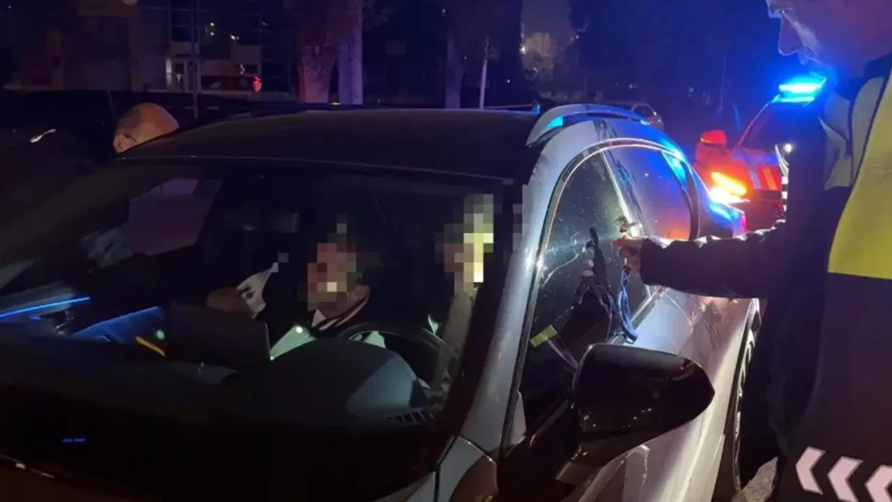 Kırmızı ışıkta beklerken uyuyakaldılar