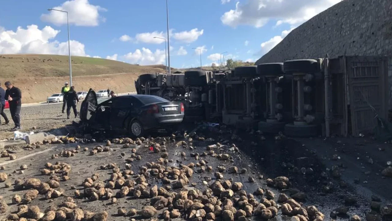 Feci kaza! Tırla çarpışan otomobilden sağ çıkan olmadı: 4 ölü