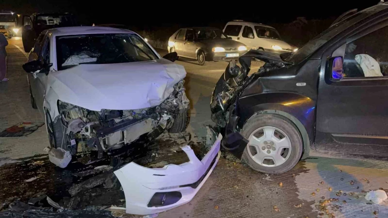 Samsun'da otomobil ile hafif ticari araç çarpıştı: 5 kişi yaralandı