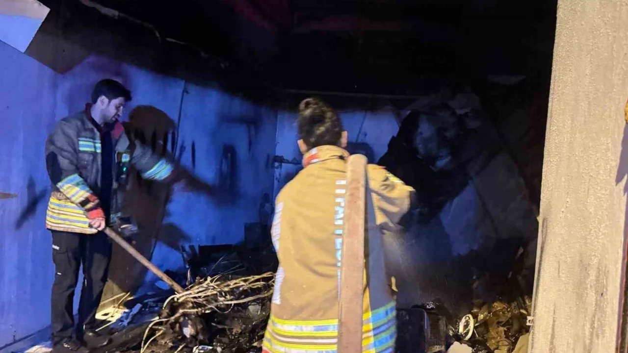 Şırnak'ta kaporta dükkanında yangın: 4 araç küle döndü
