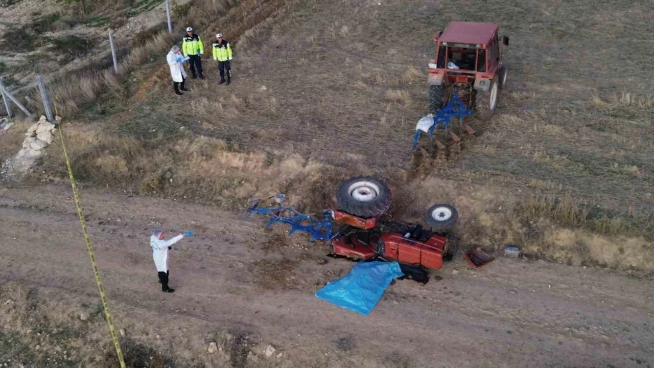 Karaman'da devrilen traktörün altında kalan sürücü öldü