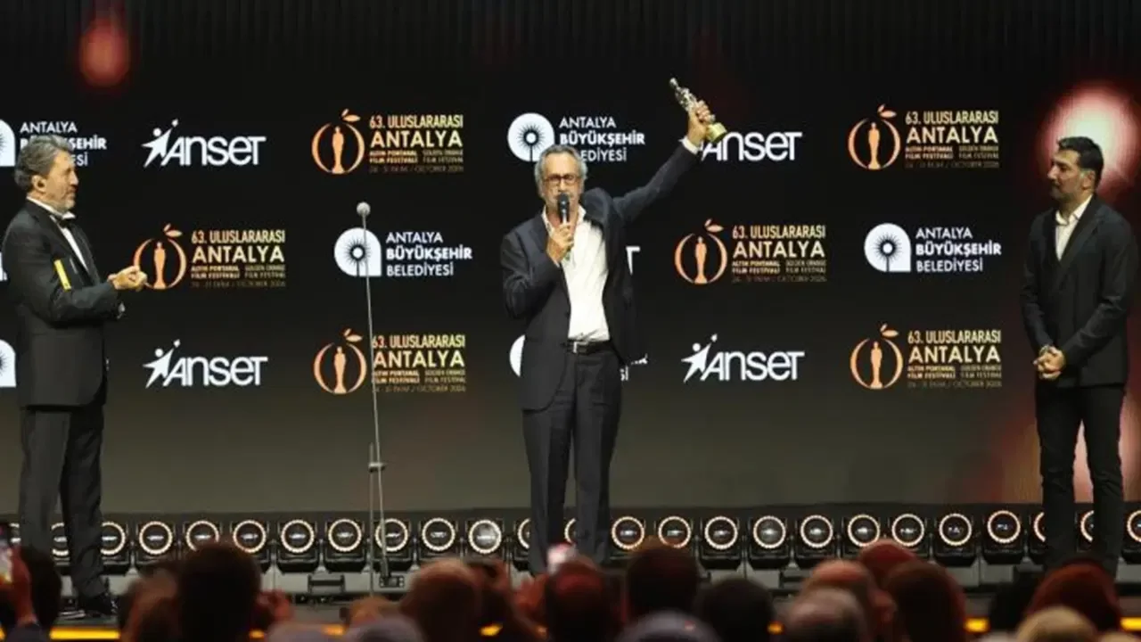Altın Portakal bu sözlerle başladı: 'Başta Murat Ağırel olmak üzere basın emekçilerine!'