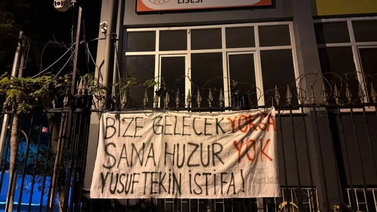 İstanbul'da Bakan Tekin'i protesto için pankart asan 2 genç tutuklandı