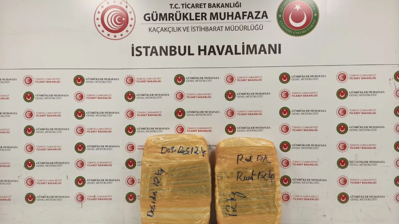 İstanbul Havalimanı'nda 25 kilo esrar ele geçirildi: 2 kişiye gözaltı