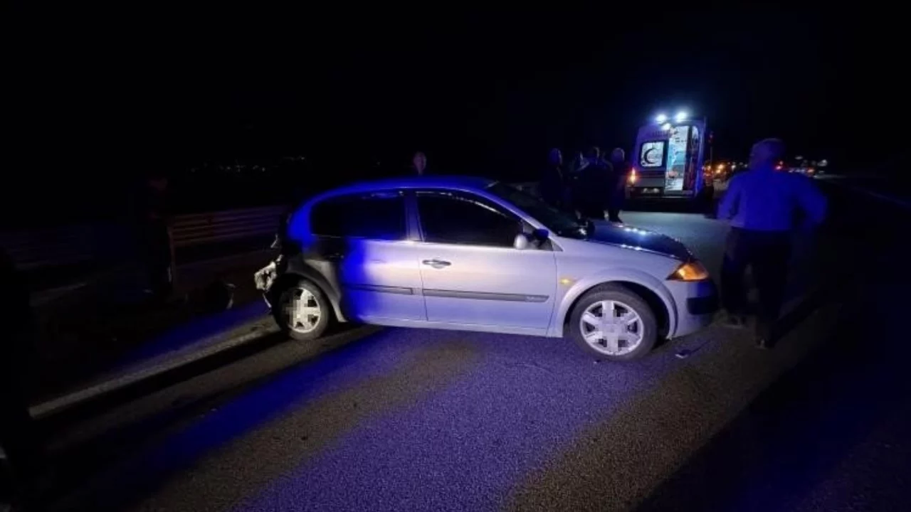 Otomobil önce bariyerlere, sonra otobüse çarptı: 2 yaralı