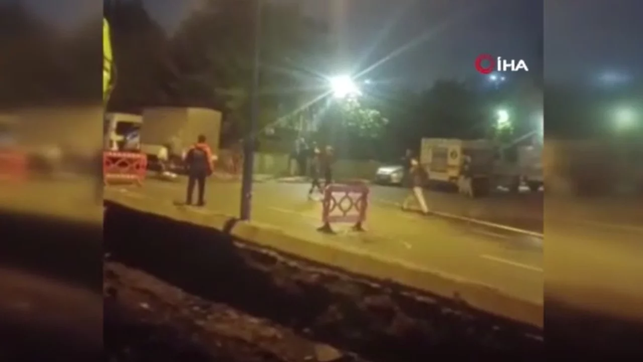 Bayrampaşa'da yol çöktü: Göçük altında kalanlar var!
