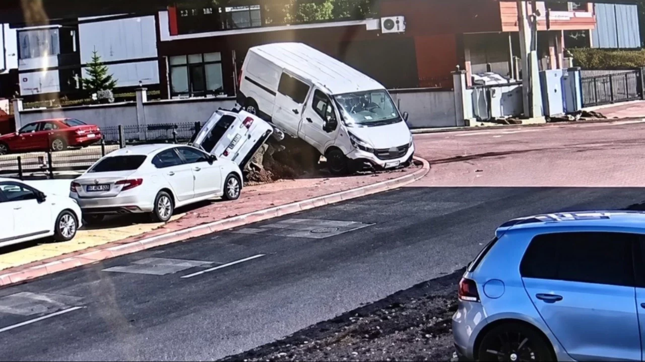 Otomobilin çarptığı minibüs park halindeki aracın üzerine çıktı