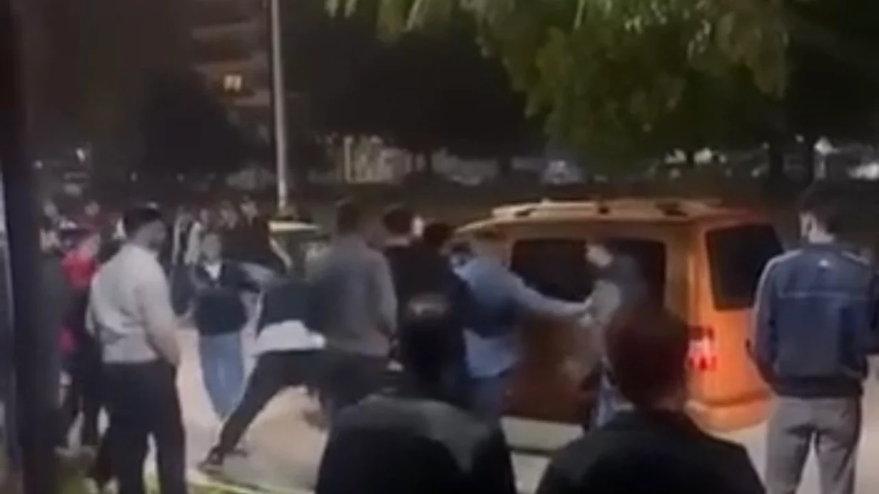 Bursa'da parkta yumruklar havada uçuştu! O anlar kamerada