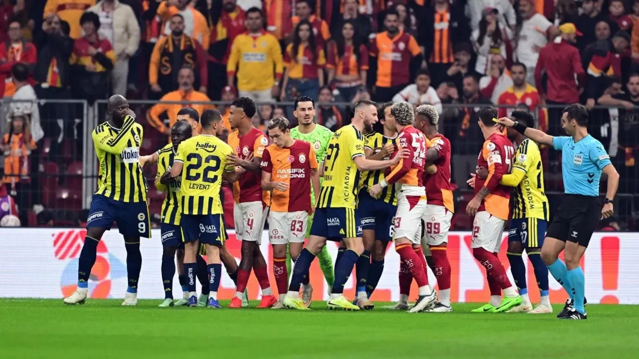 Galatasaray-Fenerbahçe derbisi sonrası saha karıştı