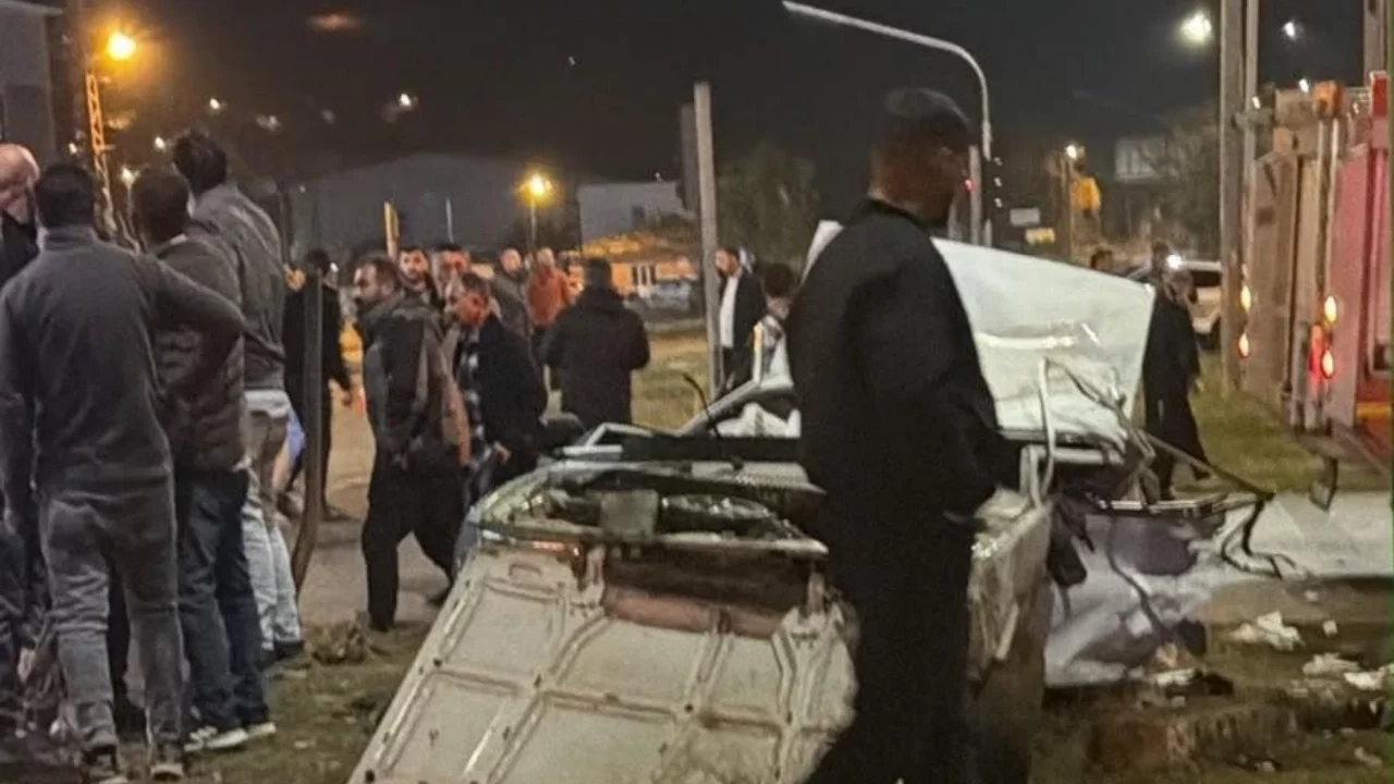 Van'da tır ile otomobil çarpıştı: Ölü ve yaralılar var