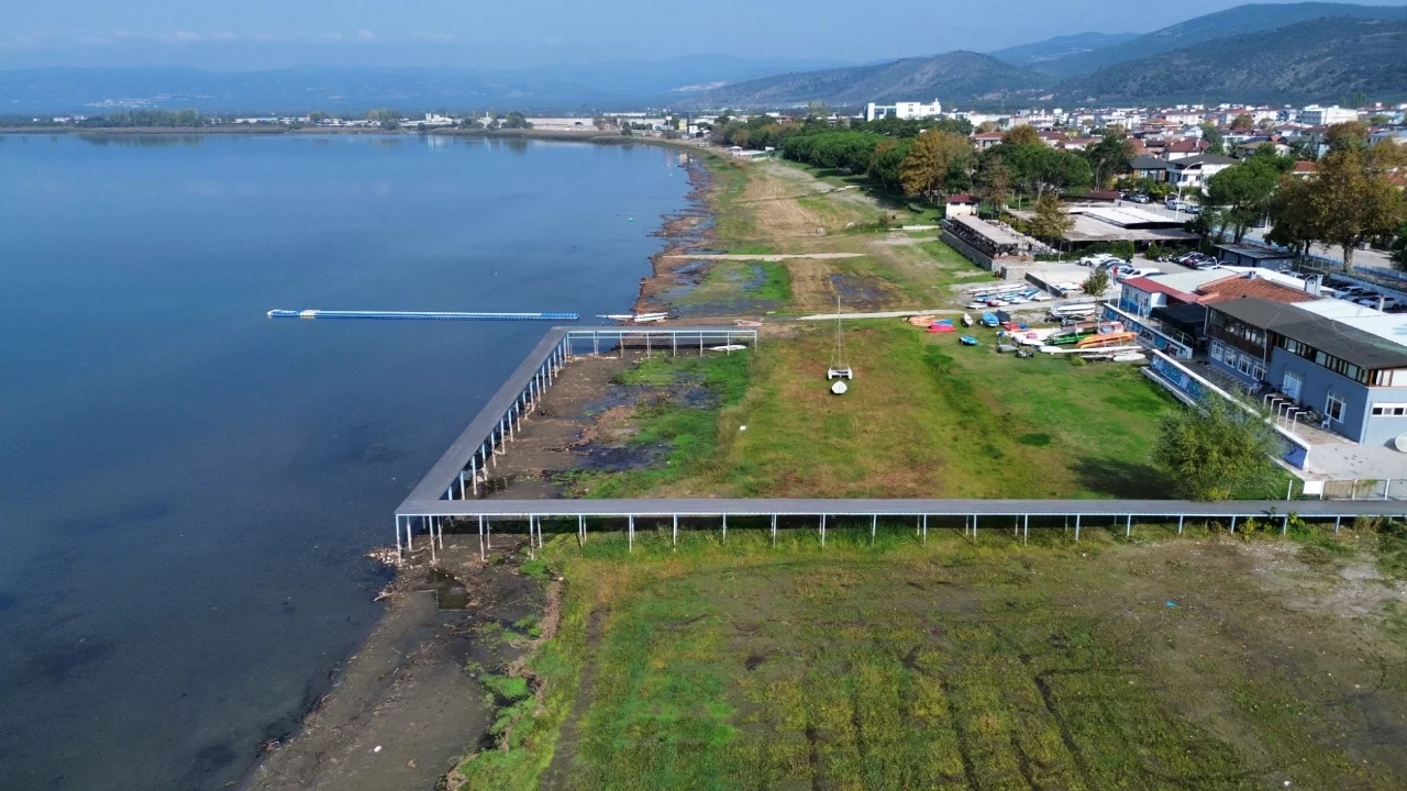İznik'te yağışlara rağmen göldeki çekilme devam ediyor