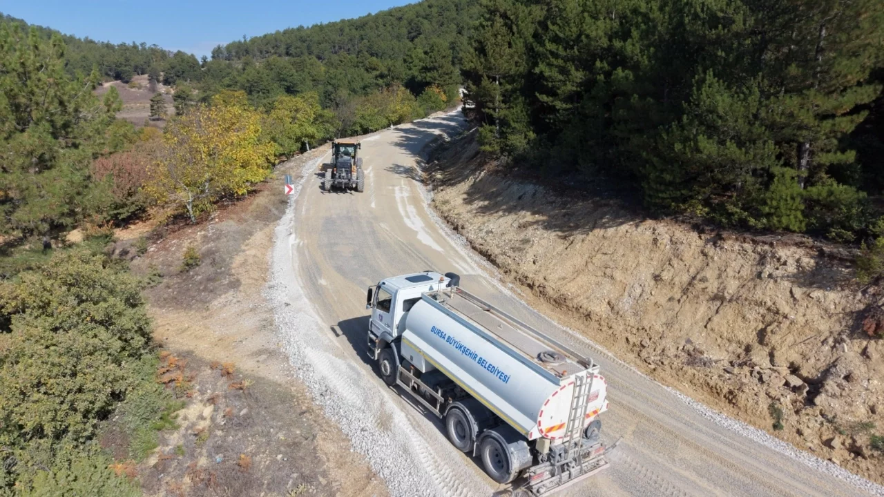 Büyükşehir'den Keles'in üç mahallesinde yol mesaisi