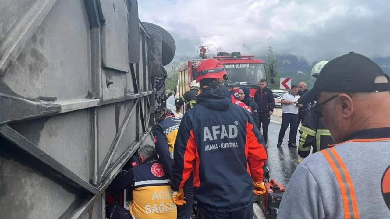 Isparta-Antalya kara yolunda yolcu otobüsü devrildi: Ölü ve yaralılar var