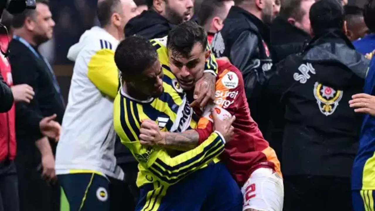 Son düdükle birlikte saha karışmıştı: İşte kavga eden futbolcuları bekleyen ceza...