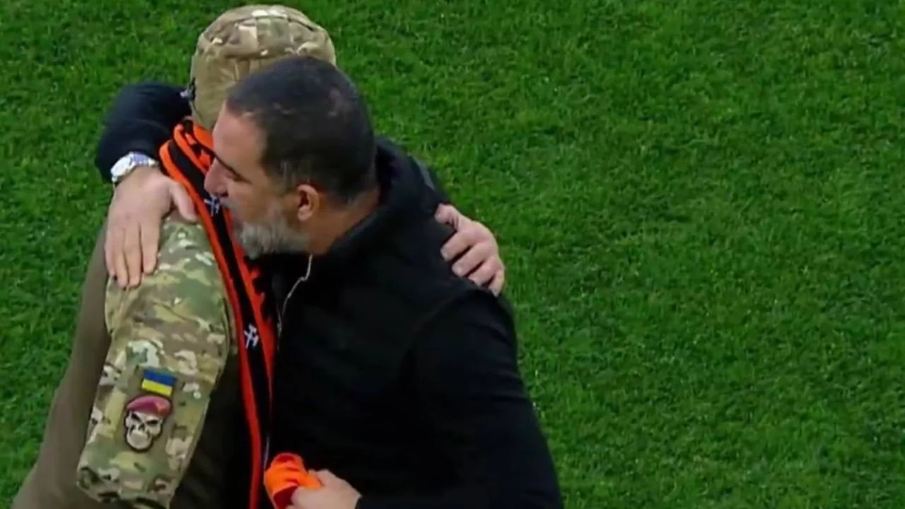 Arda Turan'dan Ukrayna'daki savaşta kolunu kaybeden askere jest