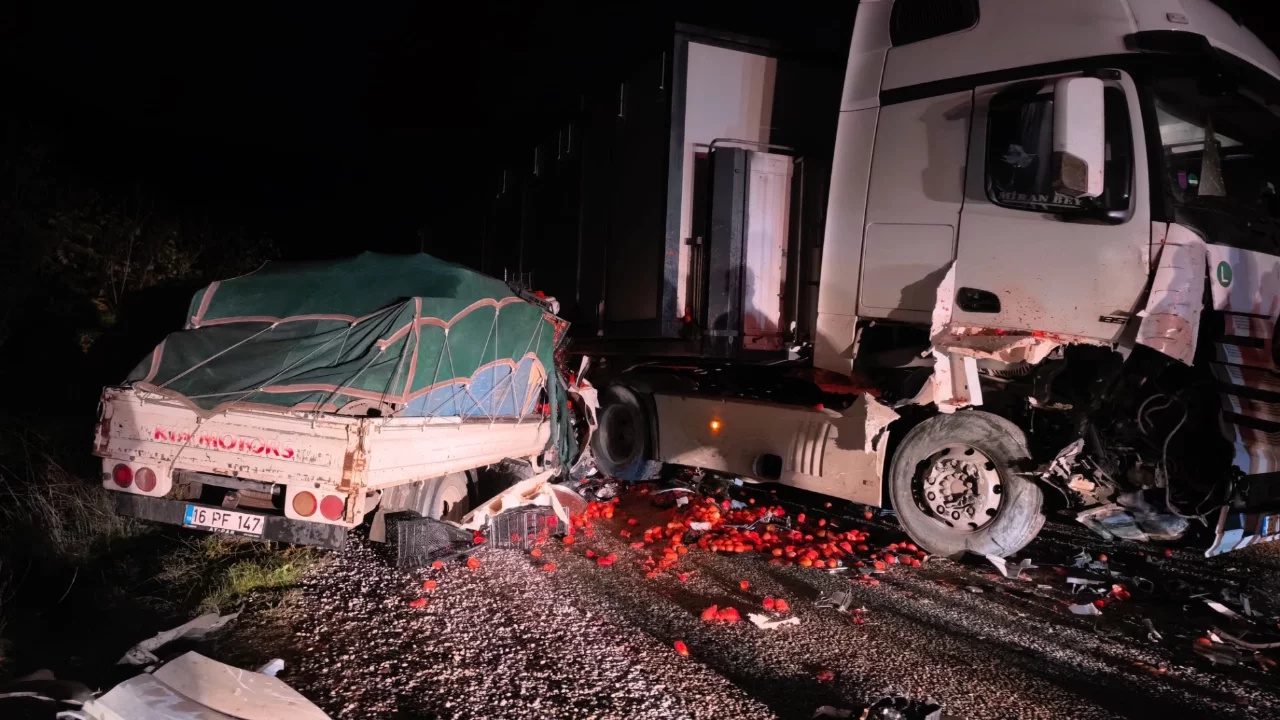 Bursa'da tır ile kamyonet kafa kafaya çarpıştı: 2 ağır yaralı