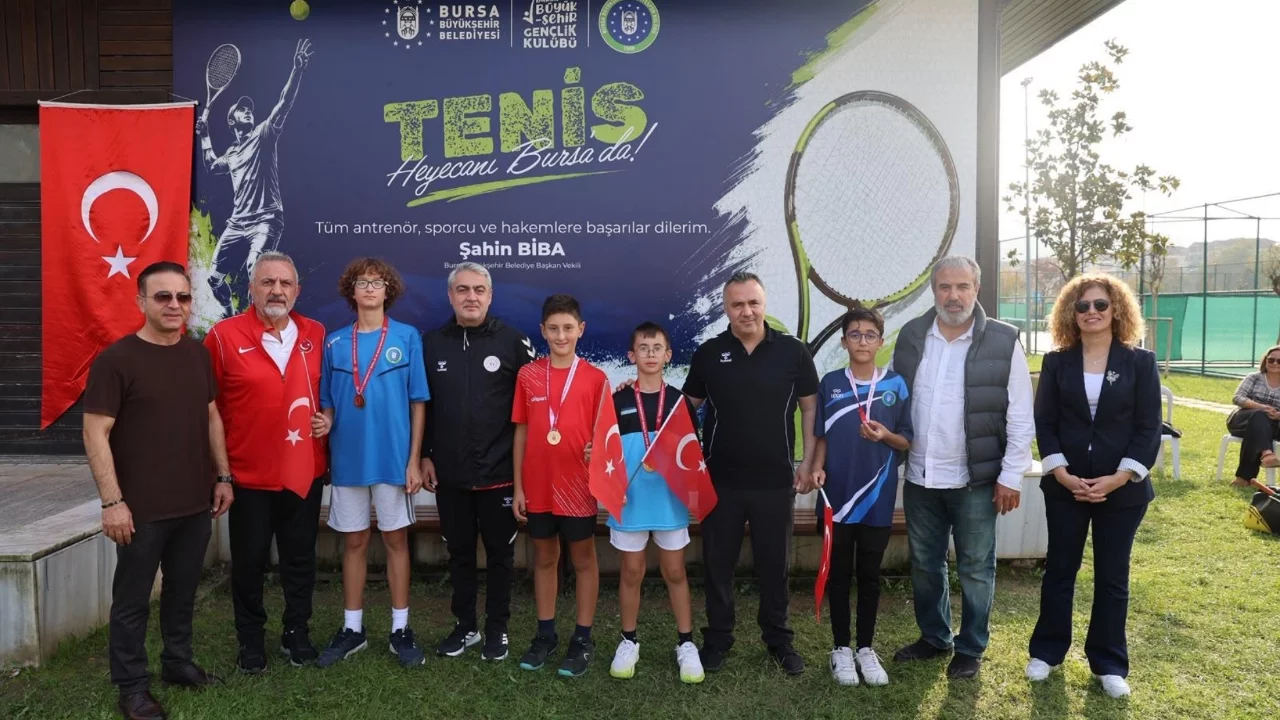 Bursa'da genç sporcular, Cumhuriyet coşkusunu kortlarda yaşadı
