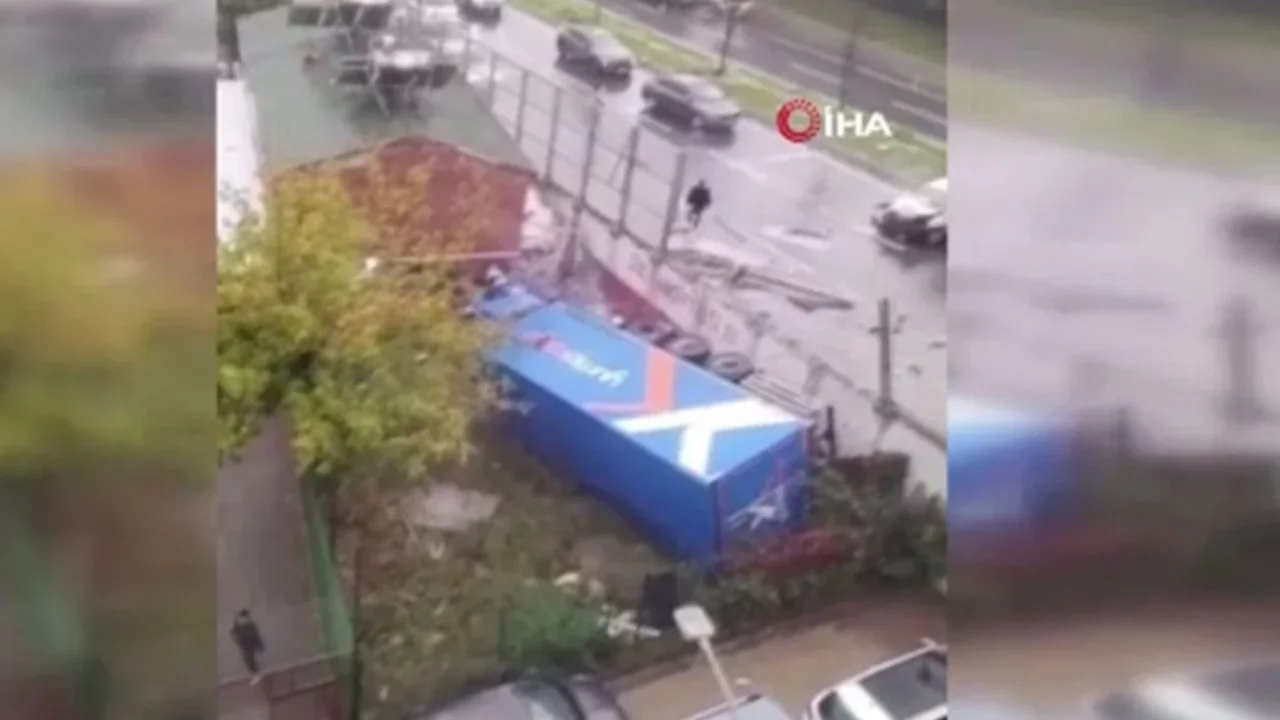 İstanbul'da tır dehşeti: İki araca çarptı, 5 metre yükseklikten aşağı uçtu