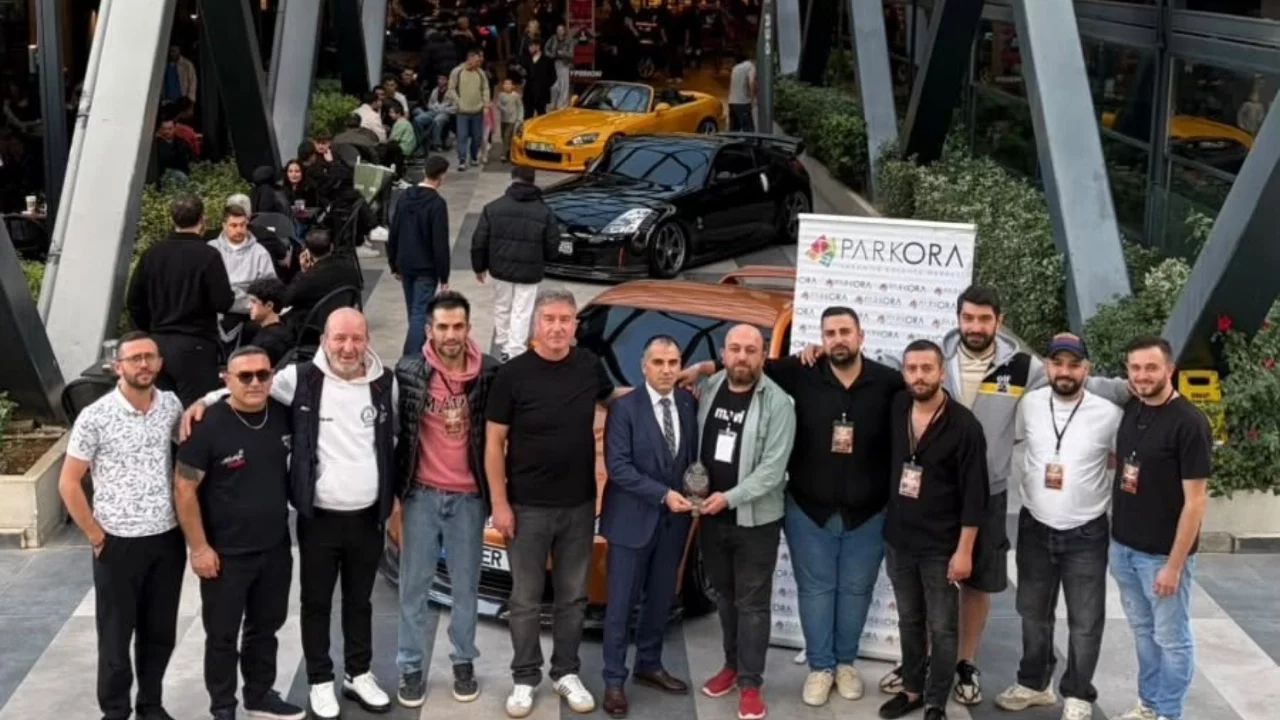 Bursa'da modifiye araçlar görücüye çıktı: "Modifiye suç değil, yaşam tarzımızdır"