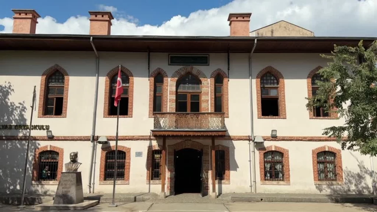 558 yıllık bir çınar: Bursa Hoca İlyas Ortaokulu