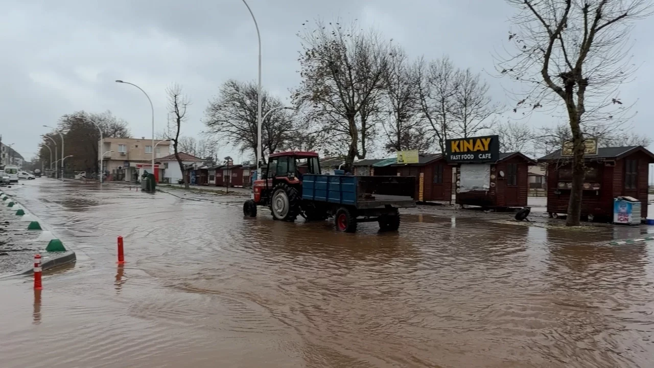 Bursa'nın Karacabey ilçesinde yollar göle döndü, denize çıkamayanlar evlerinin önünden balık tuttu