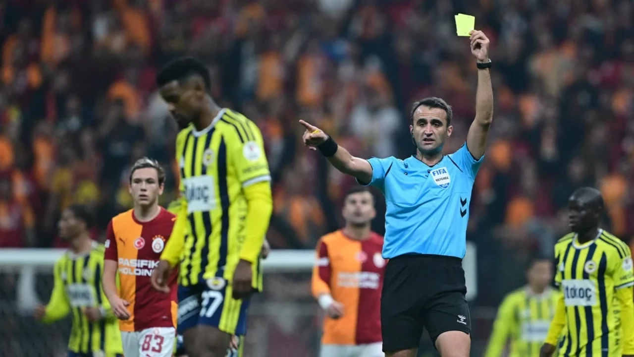 Galatasaray-Fenerbahçe derbisine bir kez daha kartlar havada uçuştu