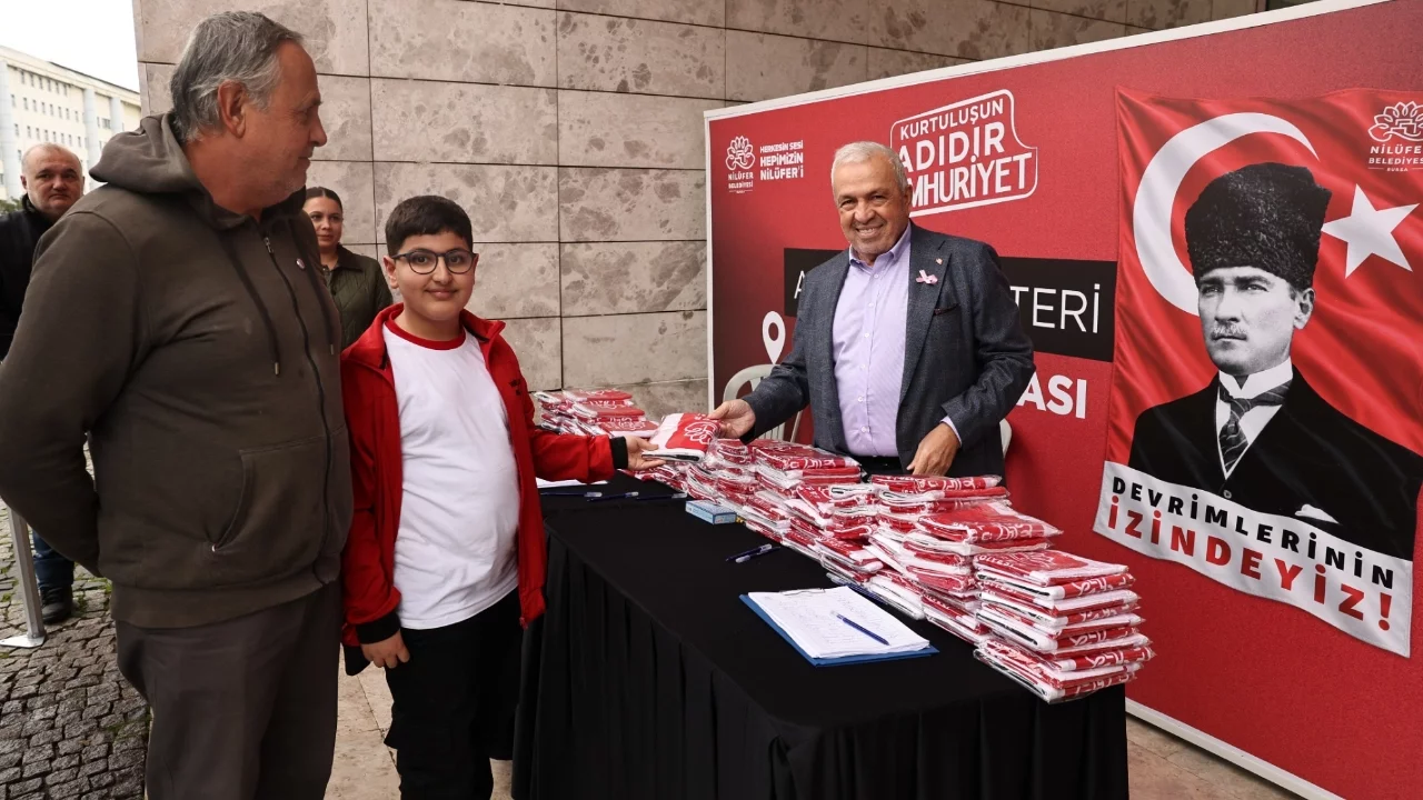 Nilüfer'de Cumhuriyet Bayramı hazırlığı! Atatürk posterleri ücretsiz dağıtılıyor