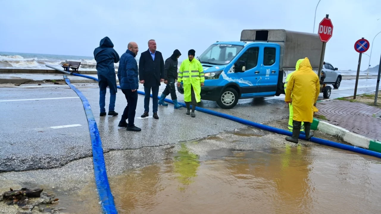 Karacabey'de şiddetli yağış sonrası ekipler seferber oldu