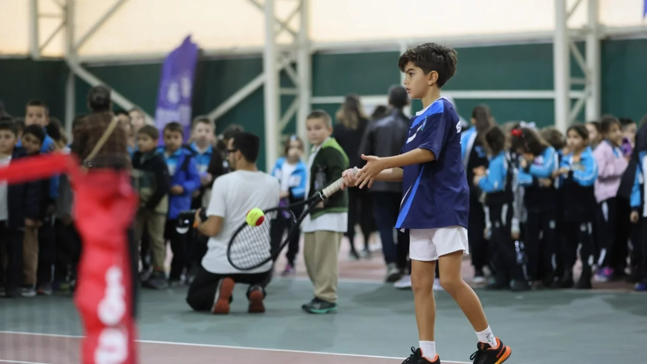 Bursa'da 600 öğrenci ücretsiz tenis eğitimi alacak