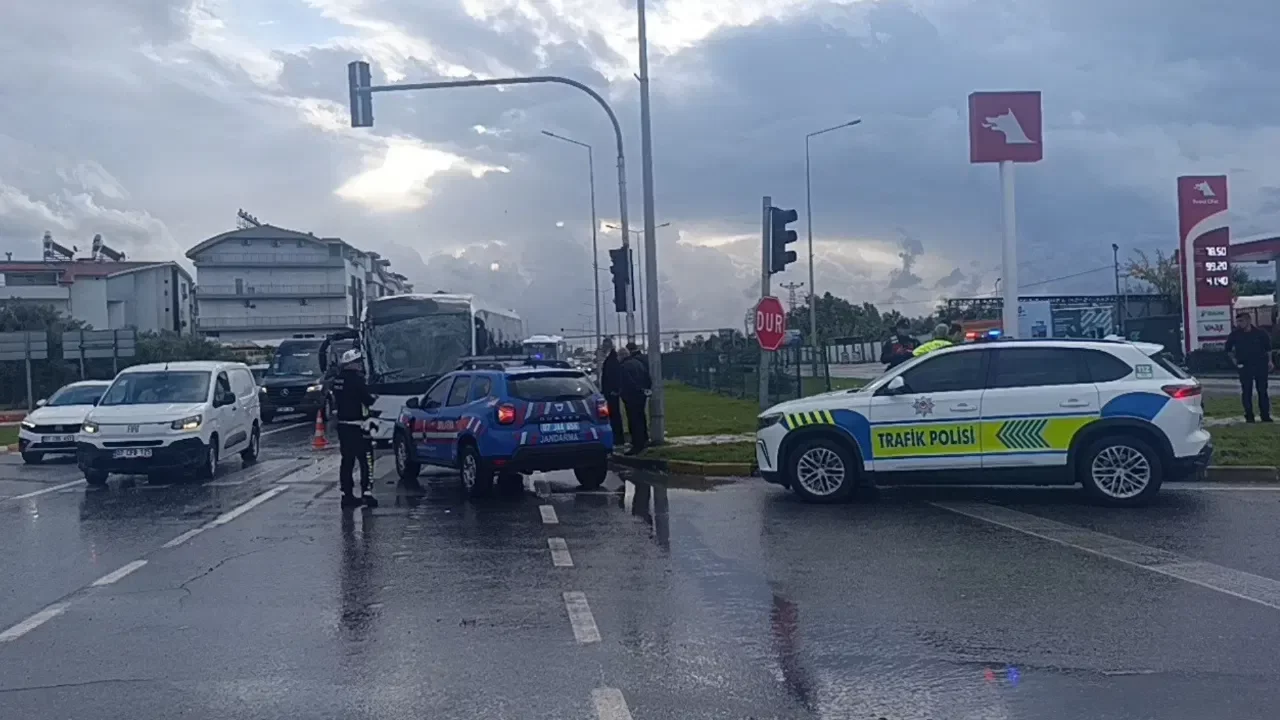 Otel servisi kamyona çarptı: 4 personel yaralandı