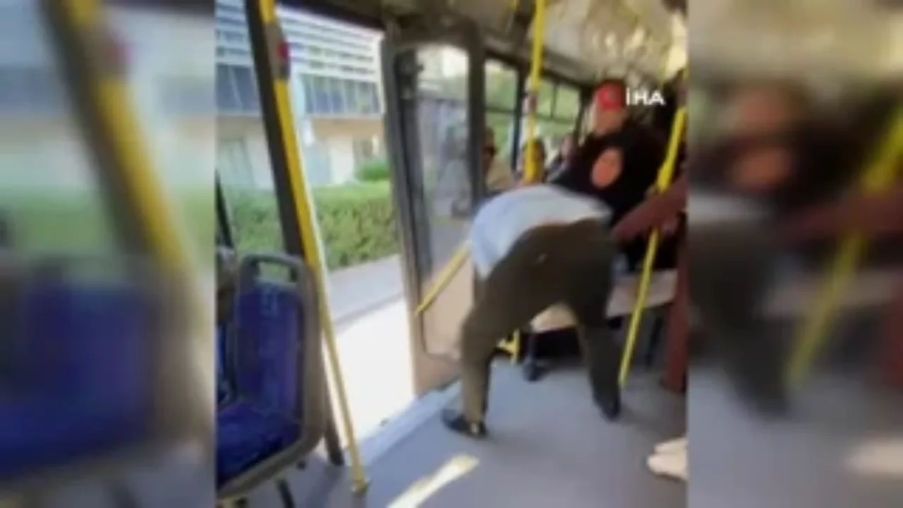 İzmir'de belediye otobüsünde 'halı' kavgası
