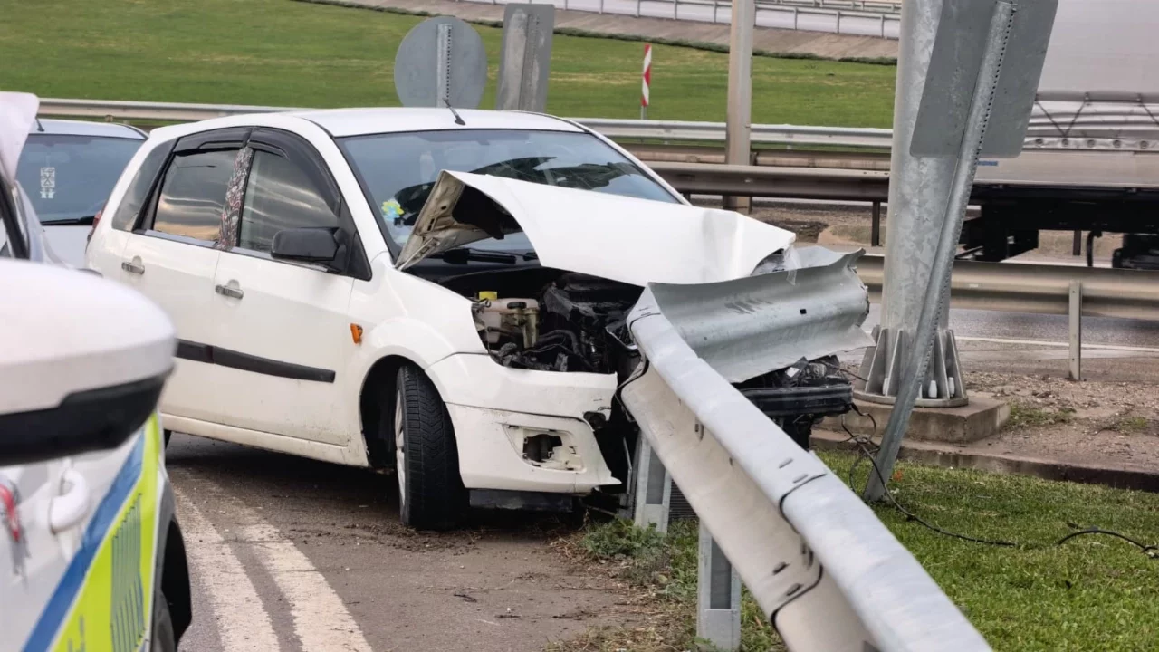 Bursa'da otomobil bariyerlere çarptı: 1 yaralı