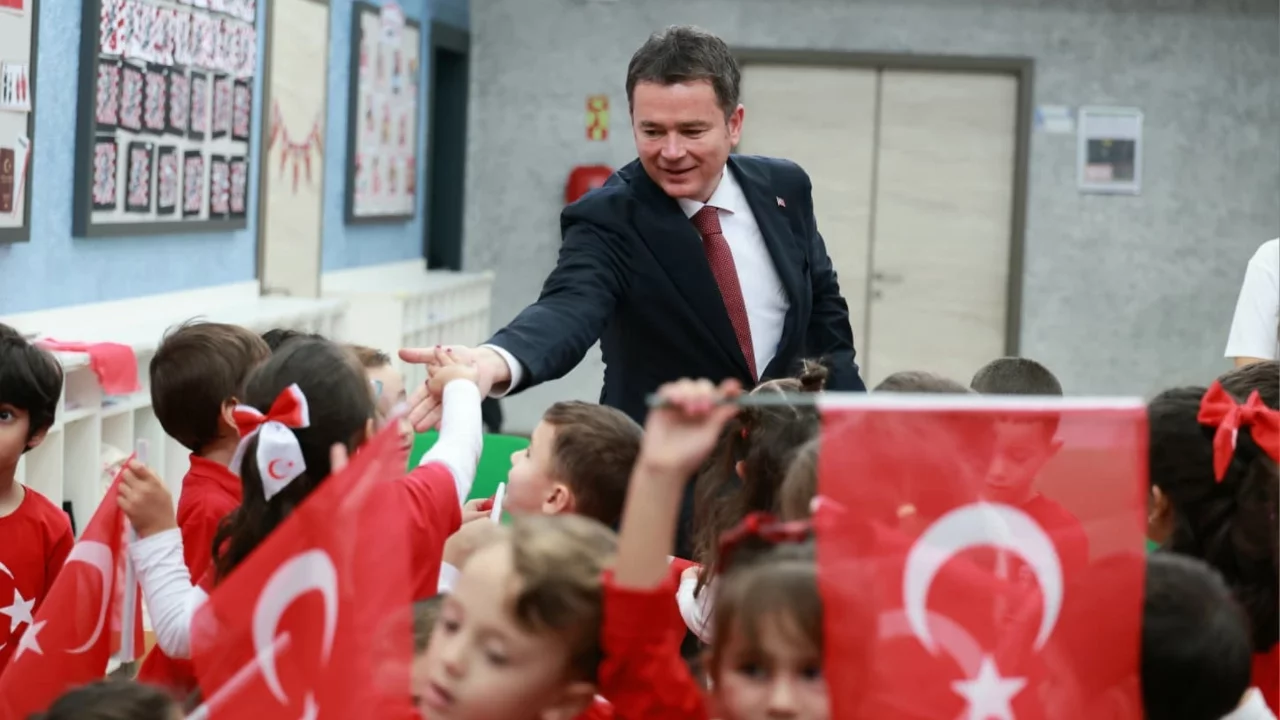 Osmangazi Belediye Başkanı Erkan Aydın,  minik öğrencilerin Cumhuriyet sevincine ortak oldu