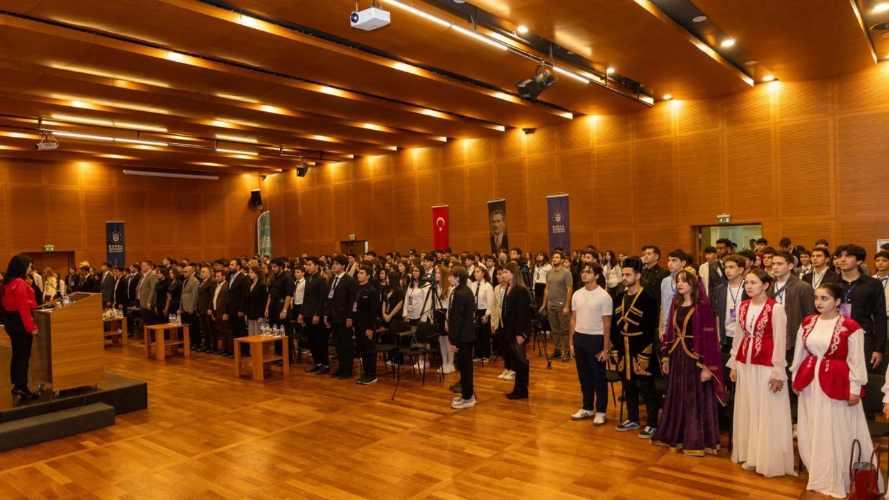 Bursa'da gençler NovaMUN'26 Konferansı'nda bir araya geldi
