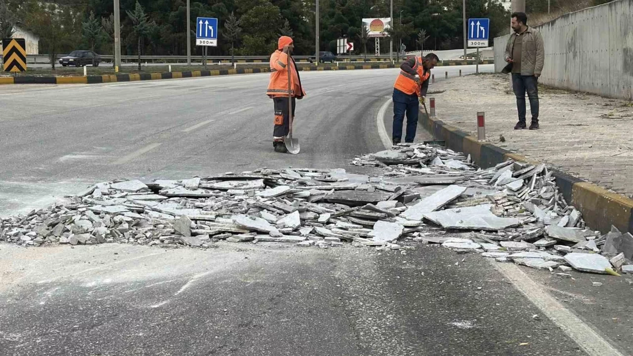 Karayoluna mermer parçalarını düşüren tır sürücüsüne ceza
