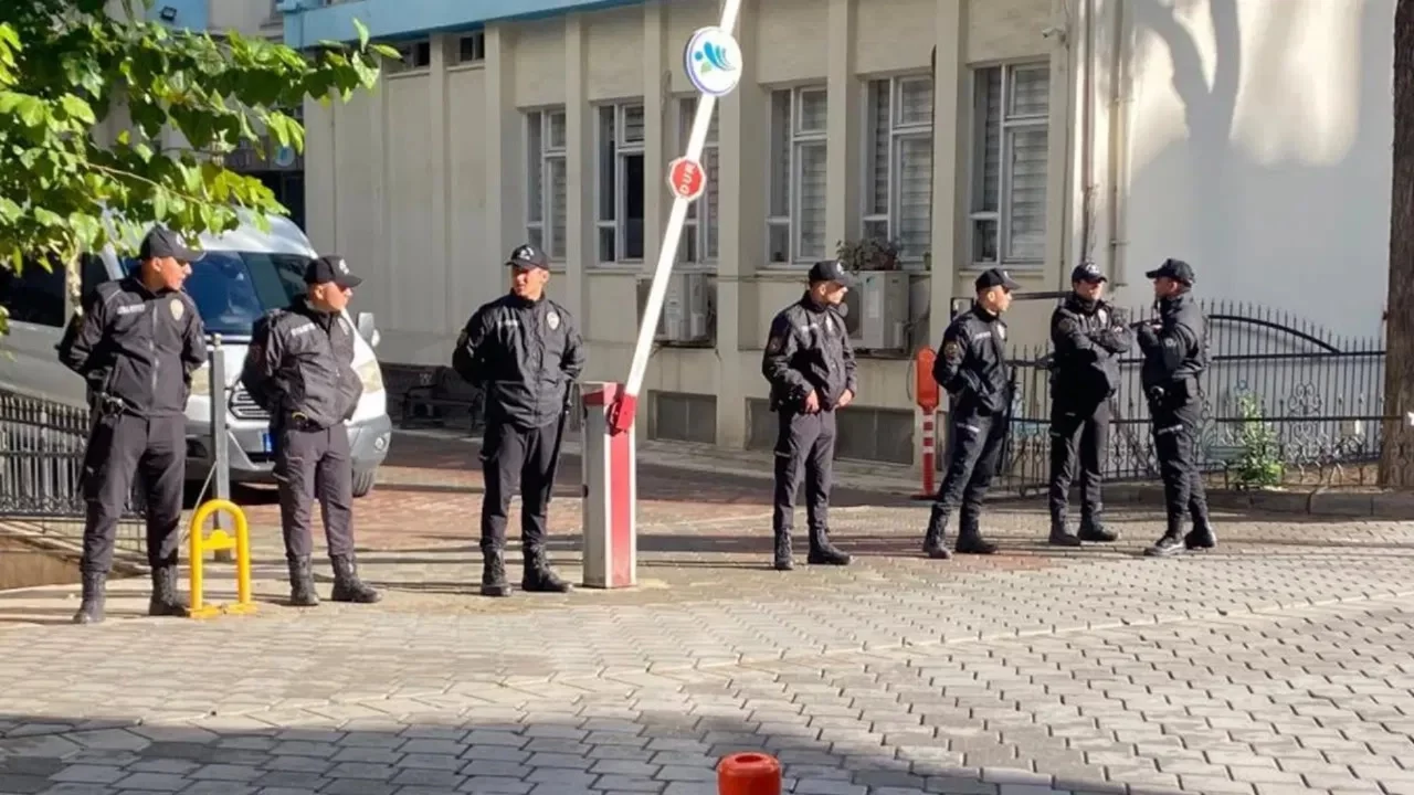 Merkezefendi Belediyesi'ne operasyon: 3 kişi mahkemeye sevk edildi, 7 kişi serbest